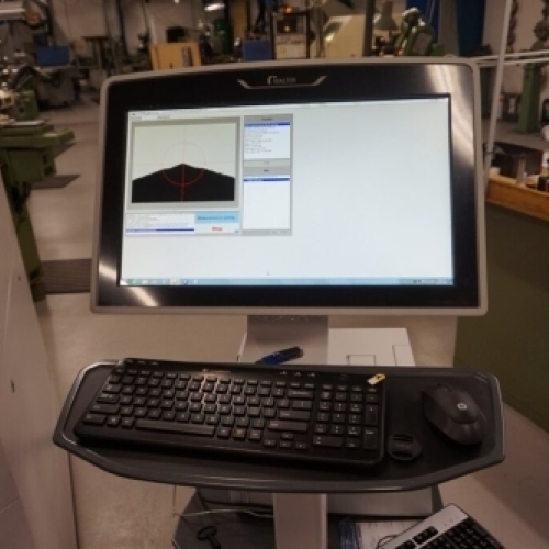 Digital måleskærm og tastatur til CNC-styret værktøjsslibning i professionelt sliberi.