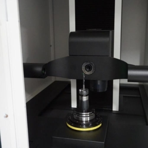 CNC-styret maskine til præcis værktøjsslibning med digital måling af skærende værktøj.