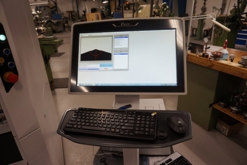 Digital måleskærm og tastatur til CNC-styret værktøjsslibning i professionelt sliberi.