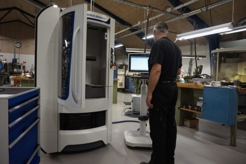 Operatør overvåger CNC-slibemaskine til professionel værktøjsslibning i moderne sliberi.