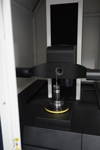 CNC-styret maskine til præcis værktøjsslibning med digital måling af skærende værktøj.