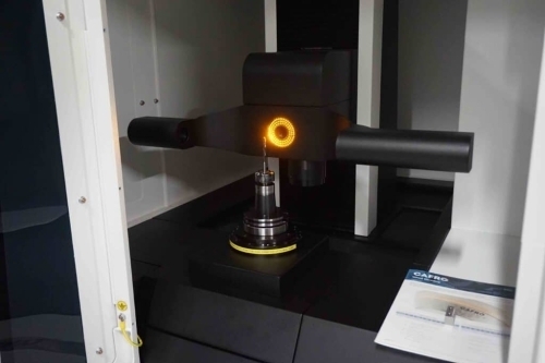 Præcisionsmåling og kvalitetskontrol af skærende værktøj i forbindelse med professionel værktøjsslibning.