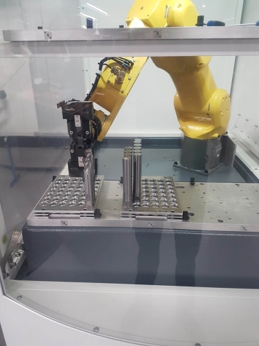 Automatiseret værktøjsslibning af skærende værktøjer udført med industrirobot i professionelt sliberi.